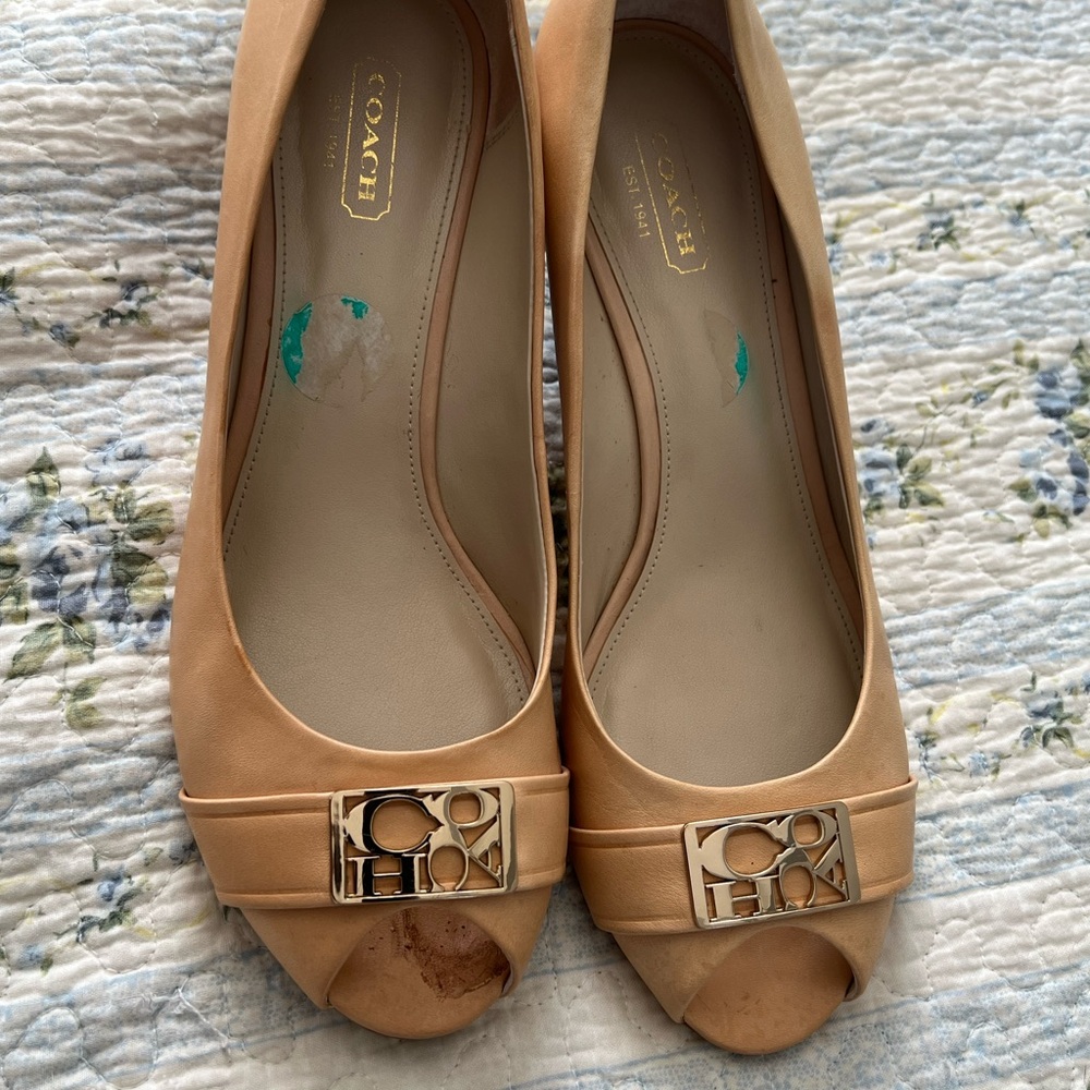 Coach heels size 8……gently used good condition